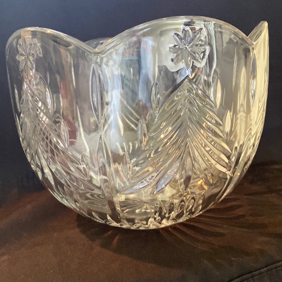 Mikasa Lead Crystal Christmas Bowl - Picture 2 of 5